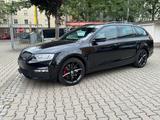 Skoda Octavia Combi RS DSG, NAVI, AHZV - Skoda Octavia: Schwarz