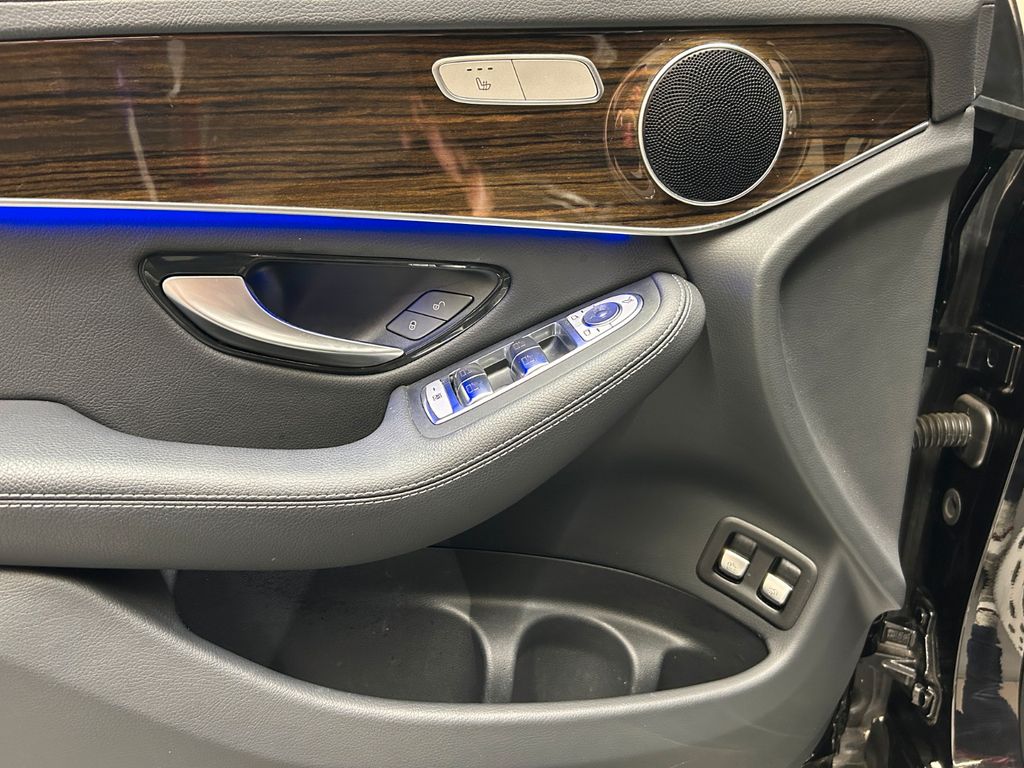 Mercedes-Benz GLC 300 GLC300 4M *AMG LINE*PANO*KAMERA*AHK*LED*CARPLAY*