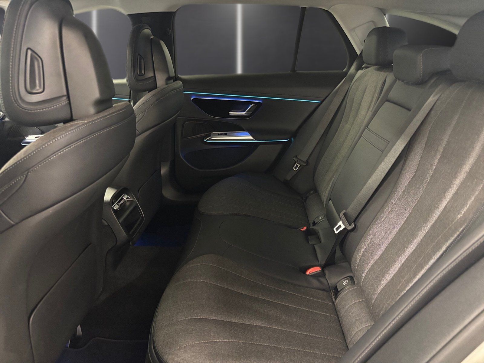 Fahrzeugabbildung Mercedes-Benz E 220 T d Avantgarde*AHK*Distronic*Totwinke*LED*