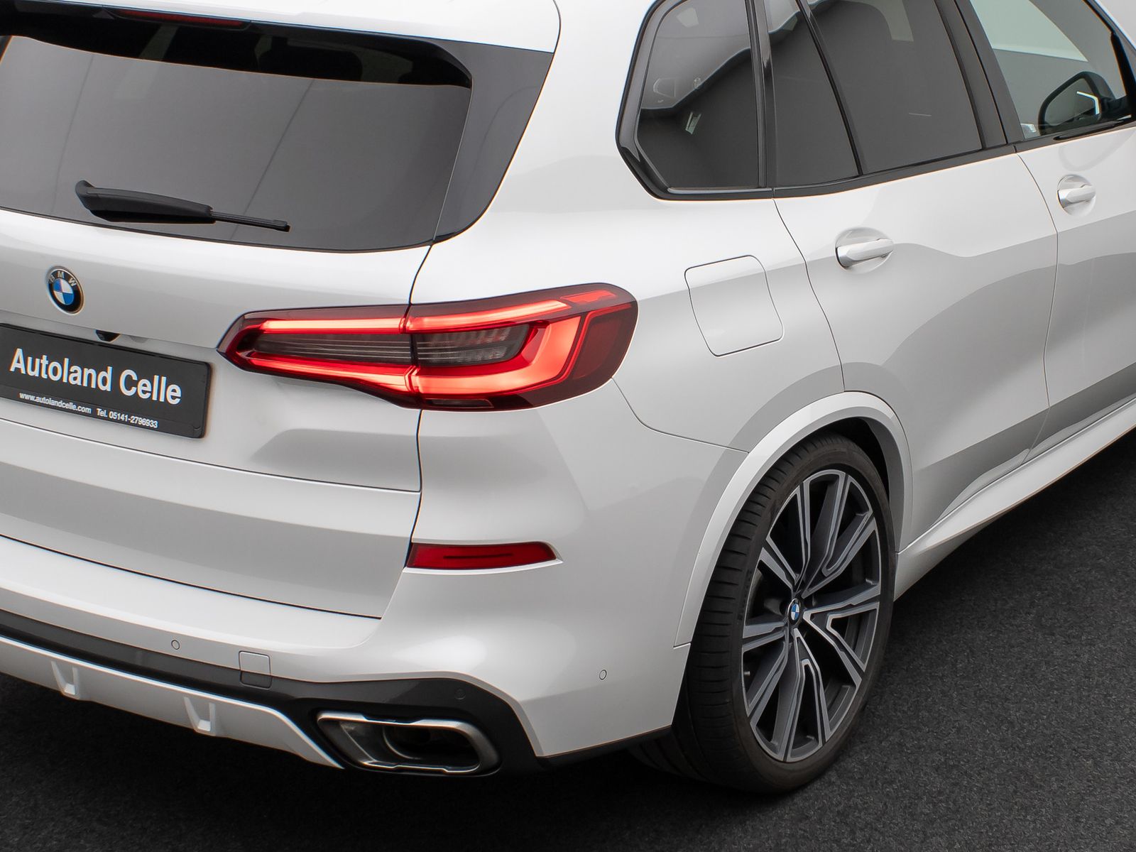 Fahrzeugabbildung BMW X5 M50i Panorama Laser HUD DAB B&W SoftClos Voll