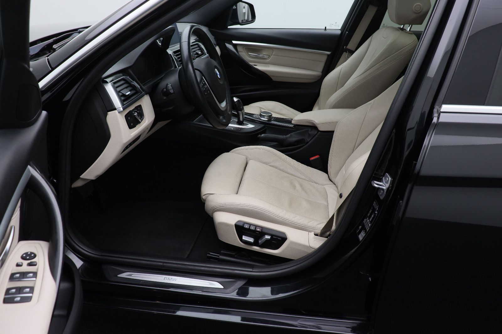 Fahrzeugabbildung BMW 320d Touring Luxury Leder AHK ACC Panorama