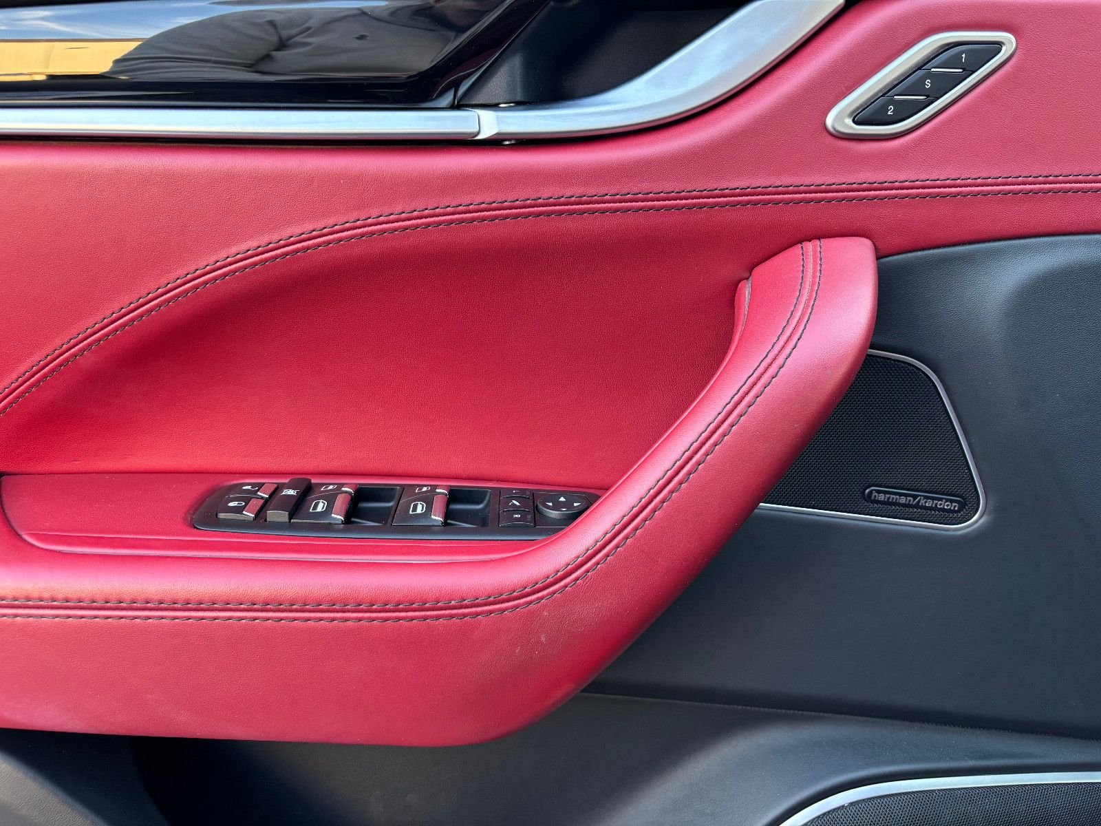 Fahrzeugabbildung Maserati Levante/EXCLUSIVE/RED/360'KAM/PANO/HARMAN-KARDON