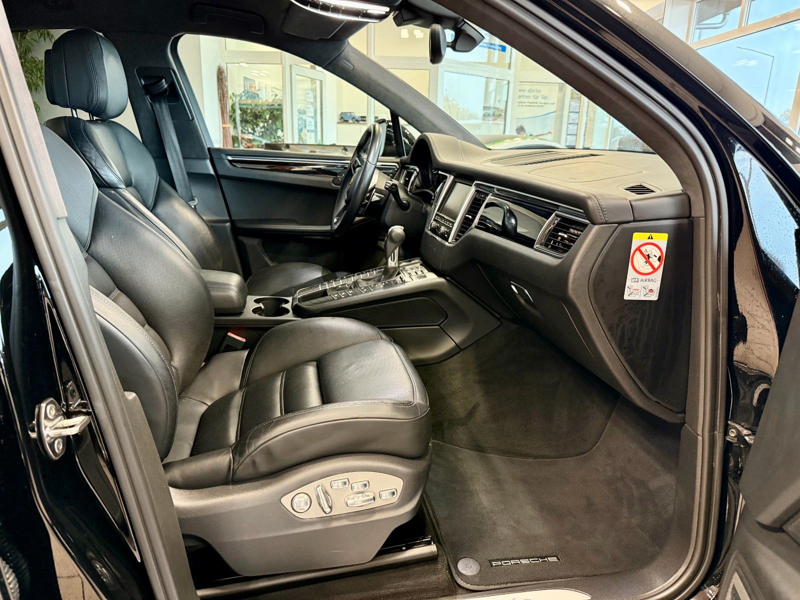 Fahrzeugabbildung Porsche Macan Turbo Luftfederung/AHK/Keyless/ACC