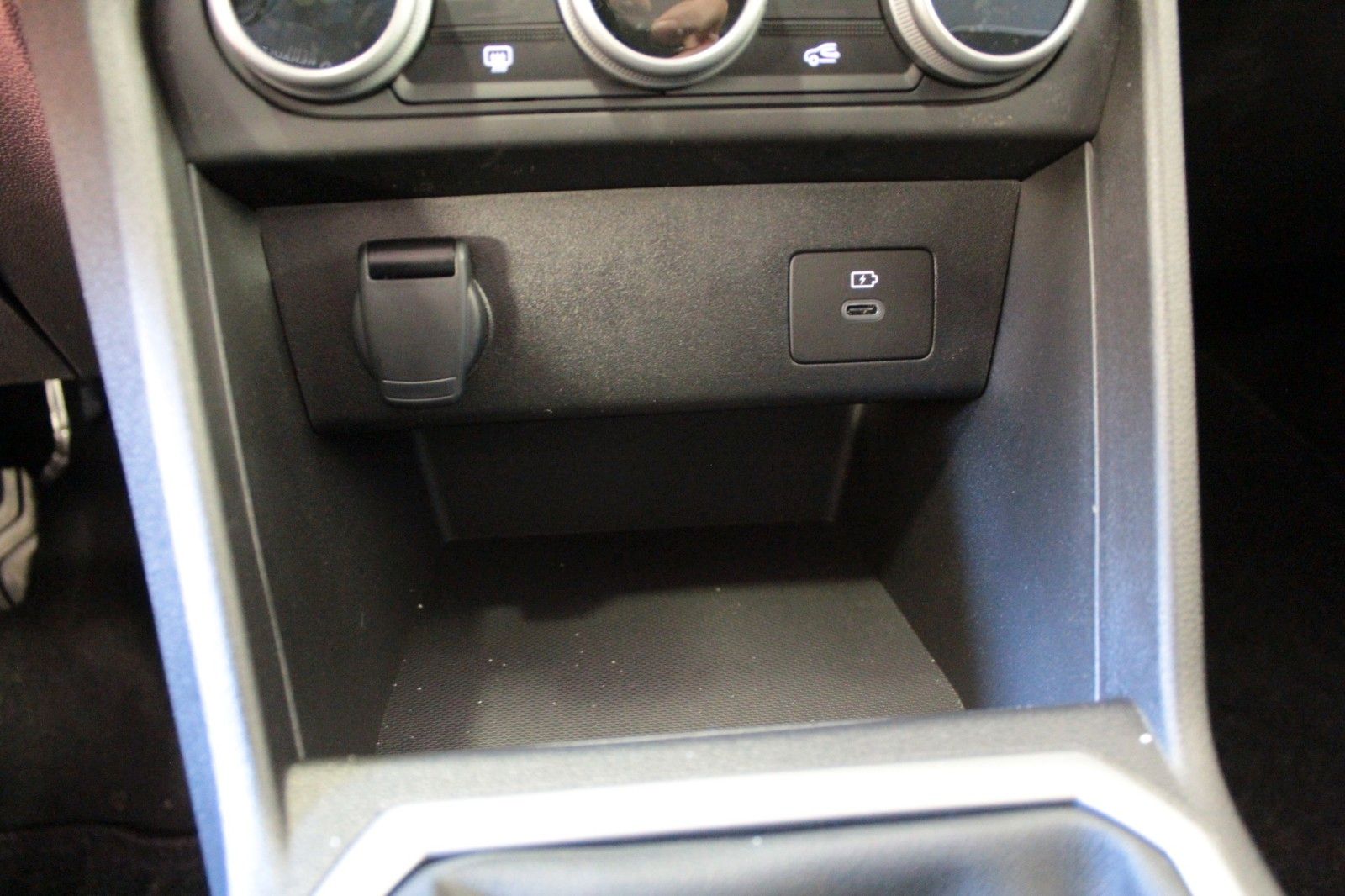 Fahrzeugabbildung Dacia Sandero TCe 100  ECO G Expression*Winterpaket*