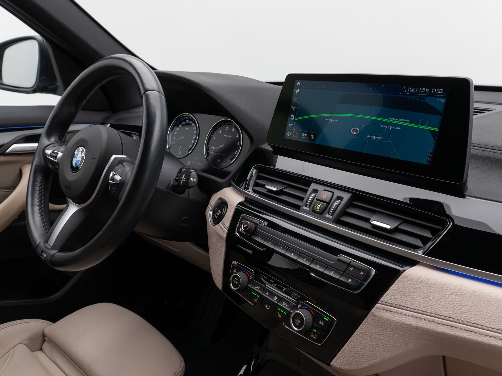 Fahrzeugabbildung BMW X1 xD20i xLine Kamera HUD DAB HiFi Komfort Sport