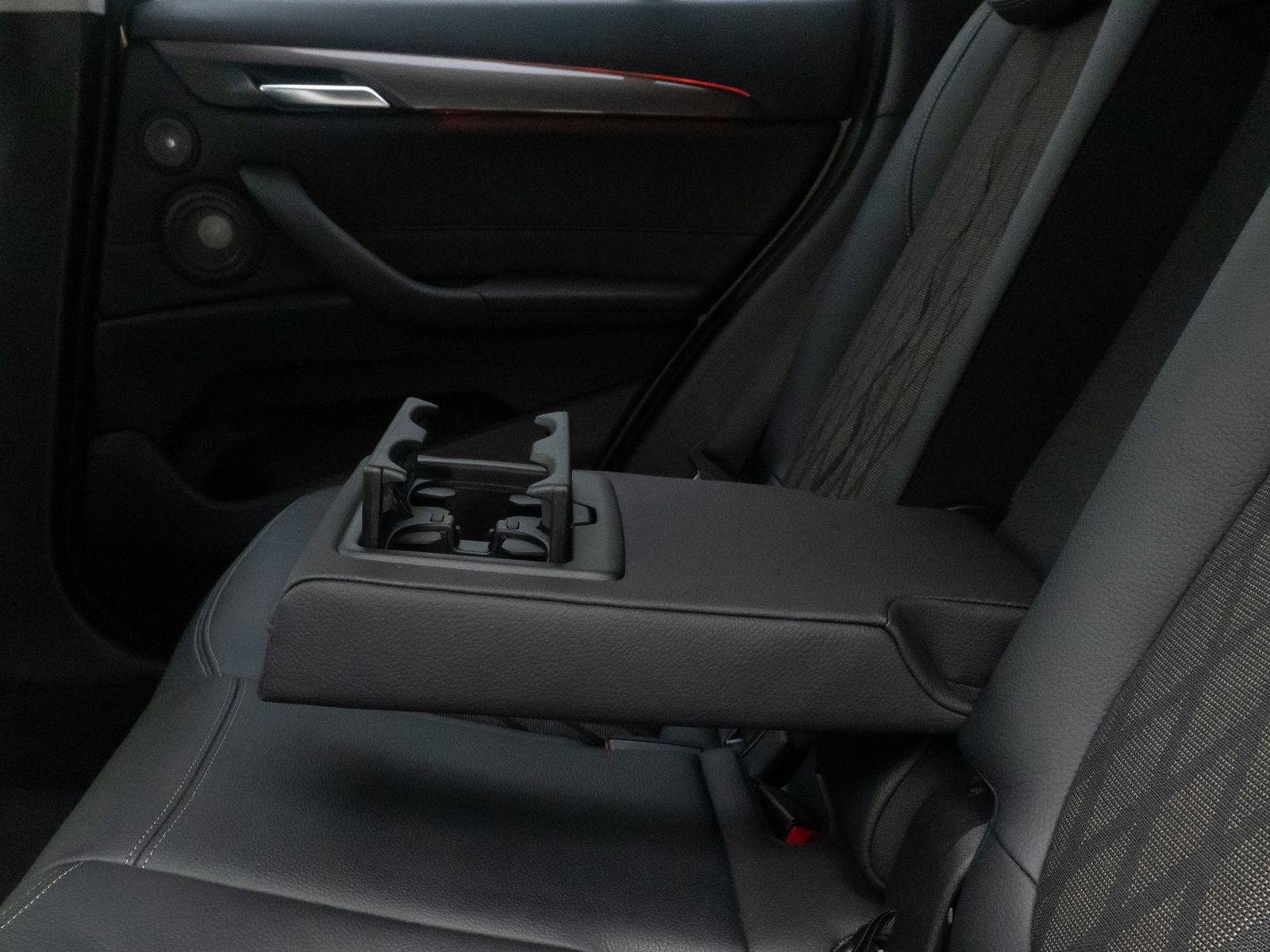 Fahrzeugabbildung BMW X1xD20d xLine Kamera HUD Alarm H/K NaviPlus 18"