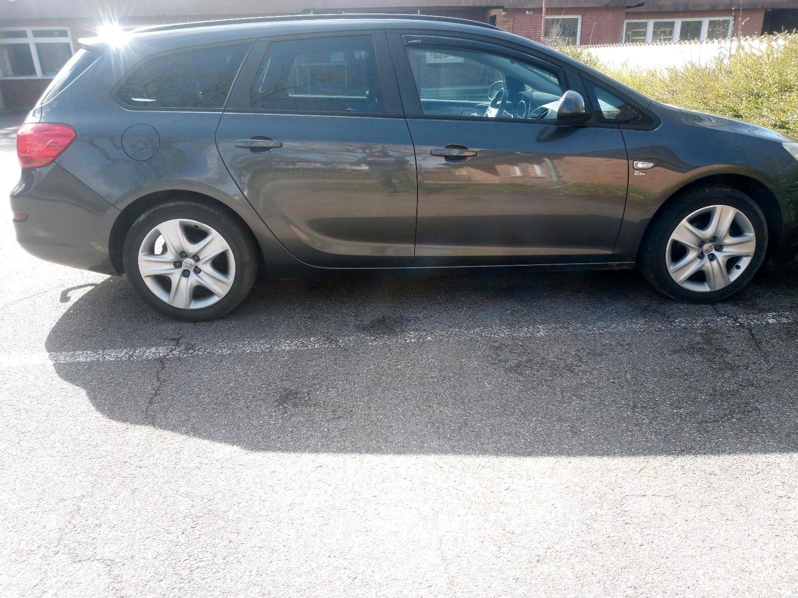 Opel Astra 2012 — interior