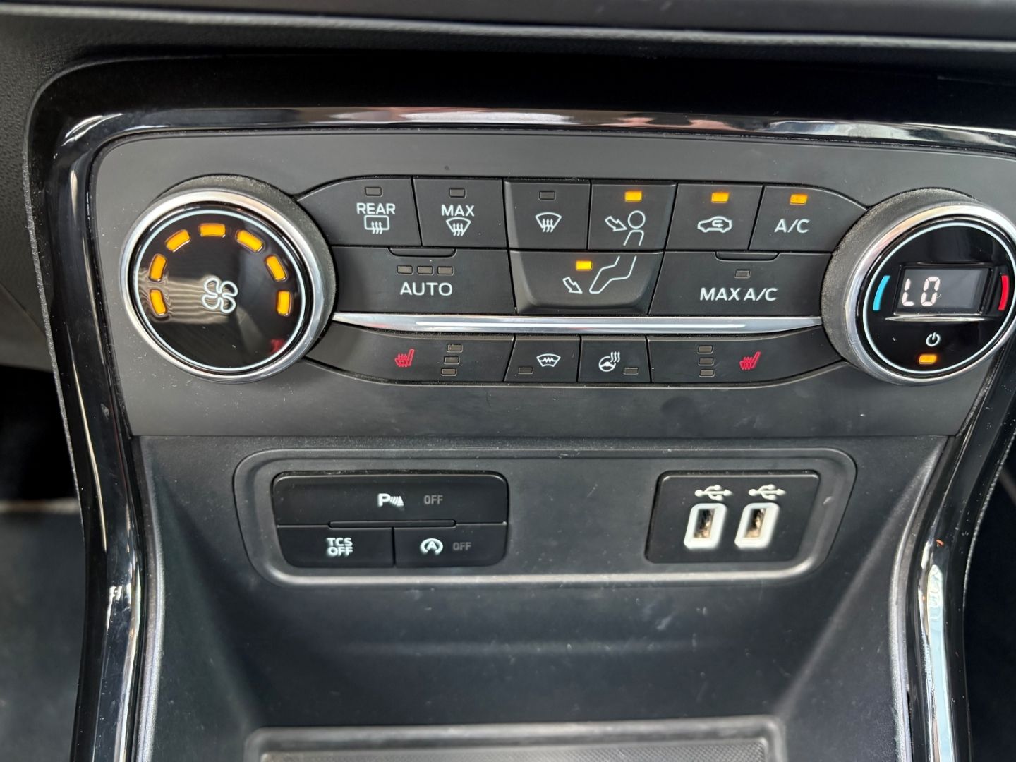 Fahrzeugabbildung Ford EcoSport Titanium Kamera SHZ Navi Klima Tempomat