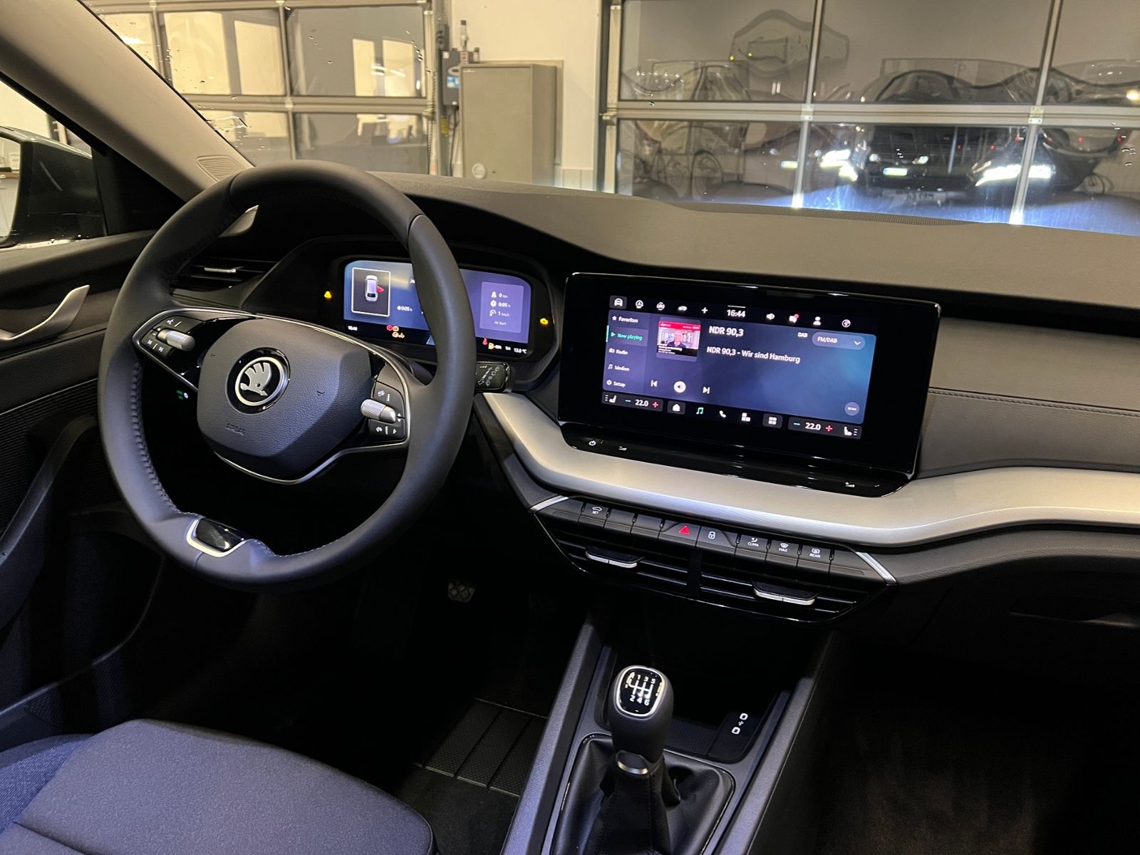 Fahrzeugabbildung SKODA Octavia Combi Essence 1.5 TSI *AHK, Climatronic,