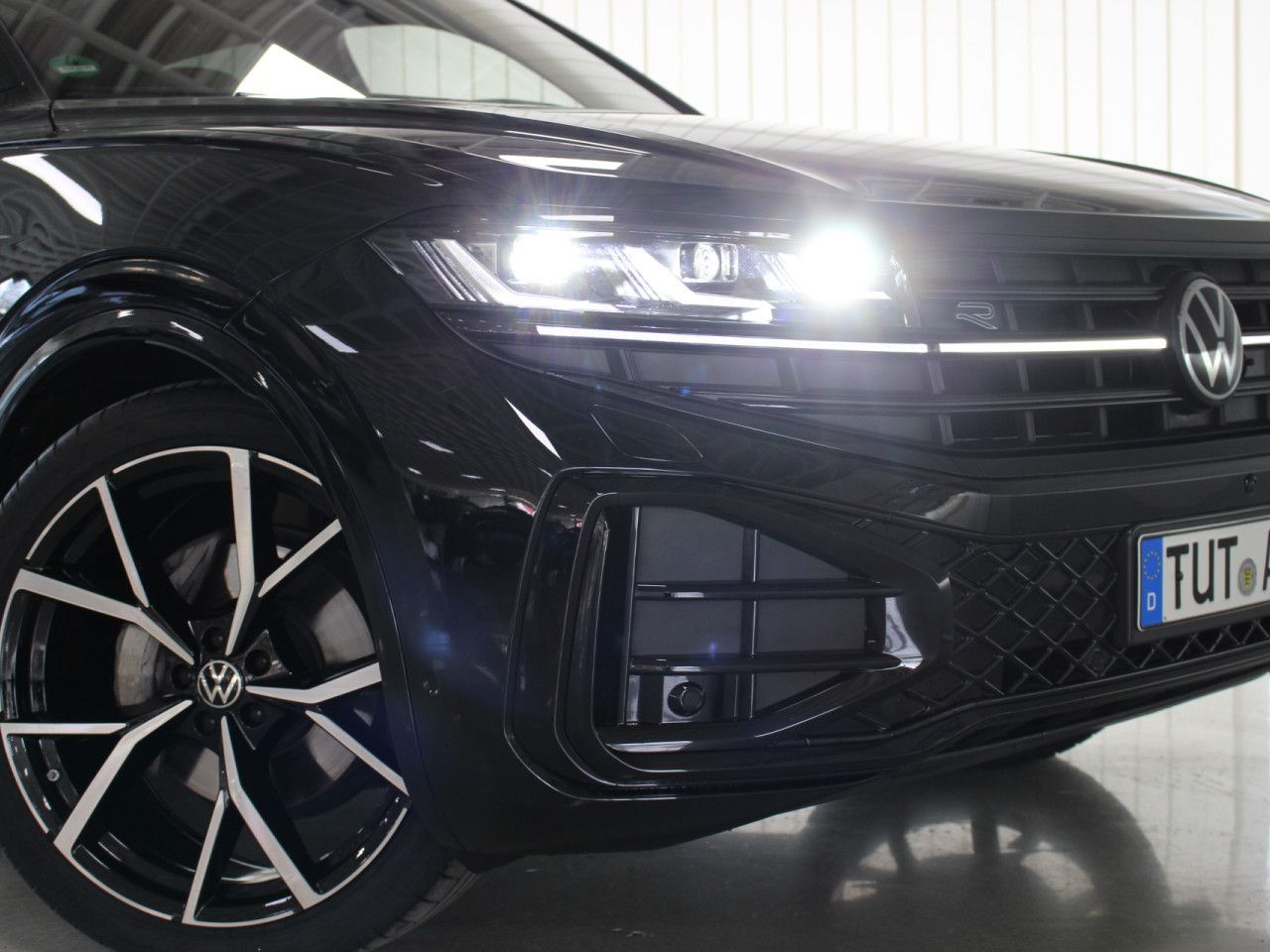 Fahrzeugabbildung Volkswagen Touareg 3,0 TDI SCR 4M R-LINE/AHK/Pano/St.Hz.