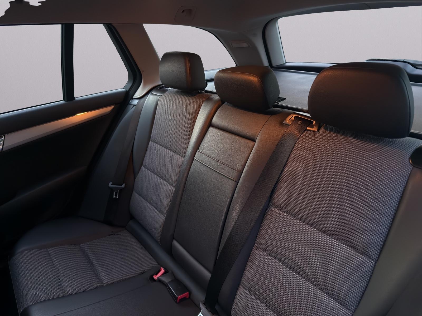 Mercedes-Benz C200 2009 — photo 17