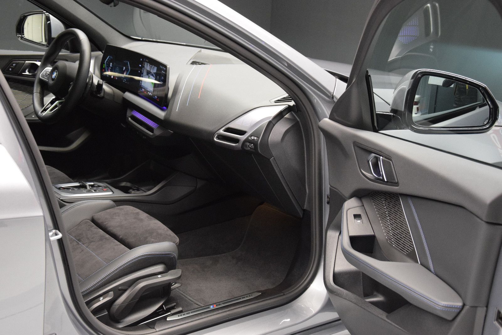 Fahrzeugabbildung BMW 120i M Sport Panorama Alcantara AHK Kamera DSC