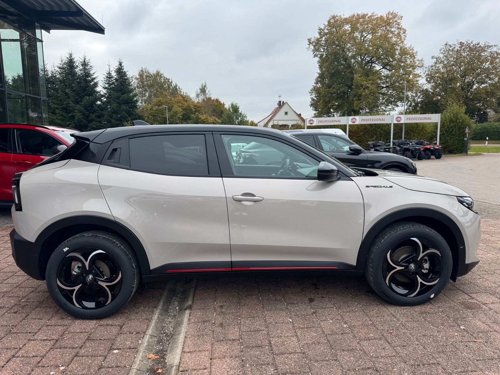 Fahrzeugabbildung Alfa Romeo Junior Ibrida Benzin Speciale 145PS Navi Kamera