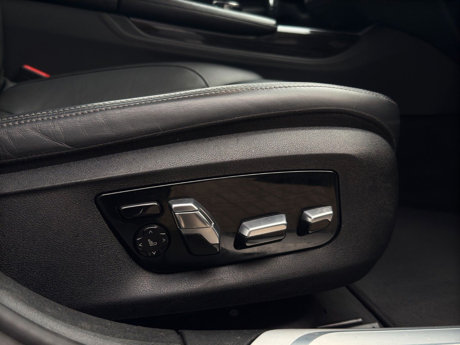 Fahrzeugabbildung BMW 750Li xDrive *M-Sport*H&K*Skylounge*HUD*Masssage