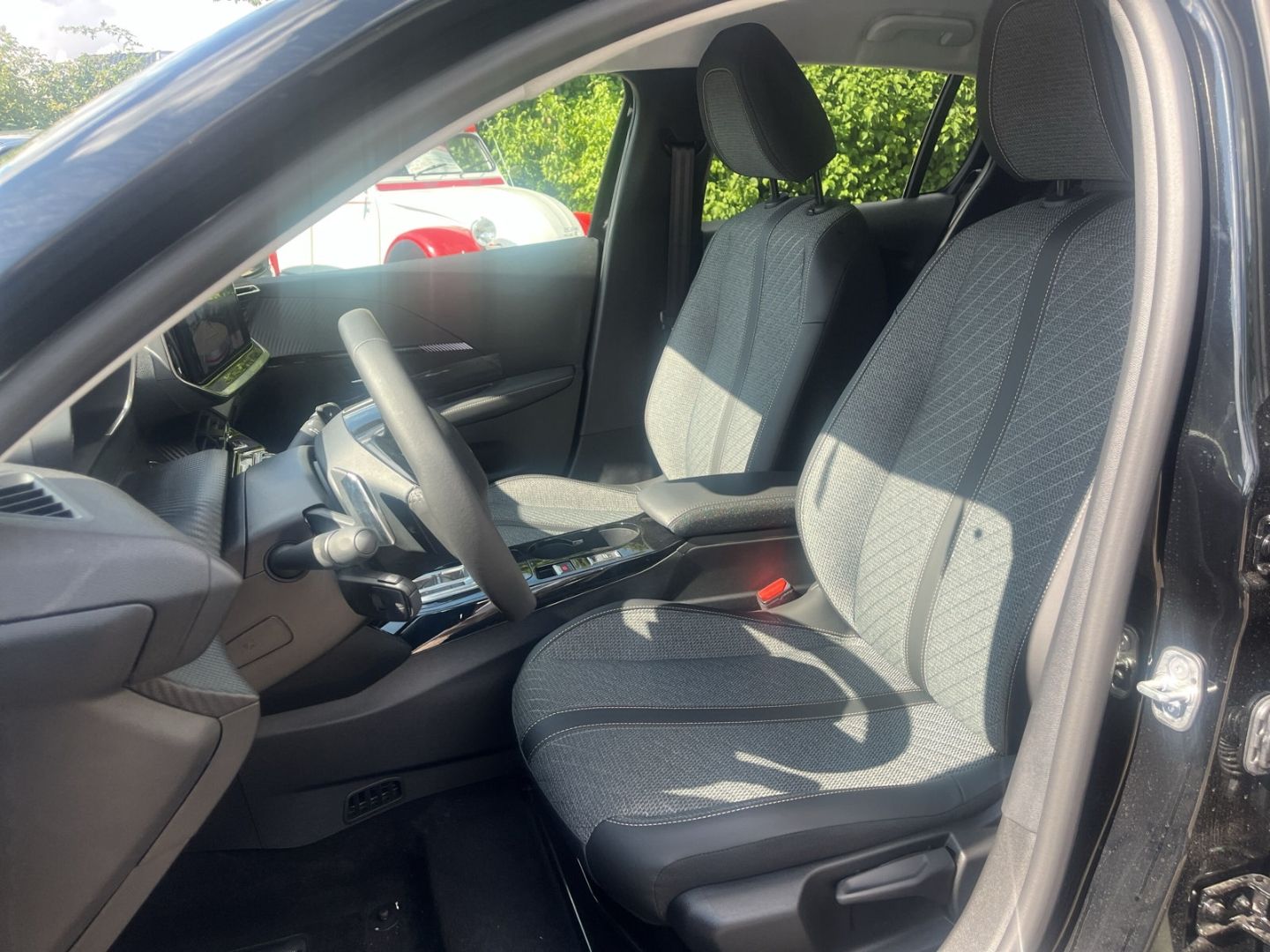 Fahrzeugabbildung Peugeot 208 Allure HYBRID 110 e-DSC6 Navi ACC CarPlay