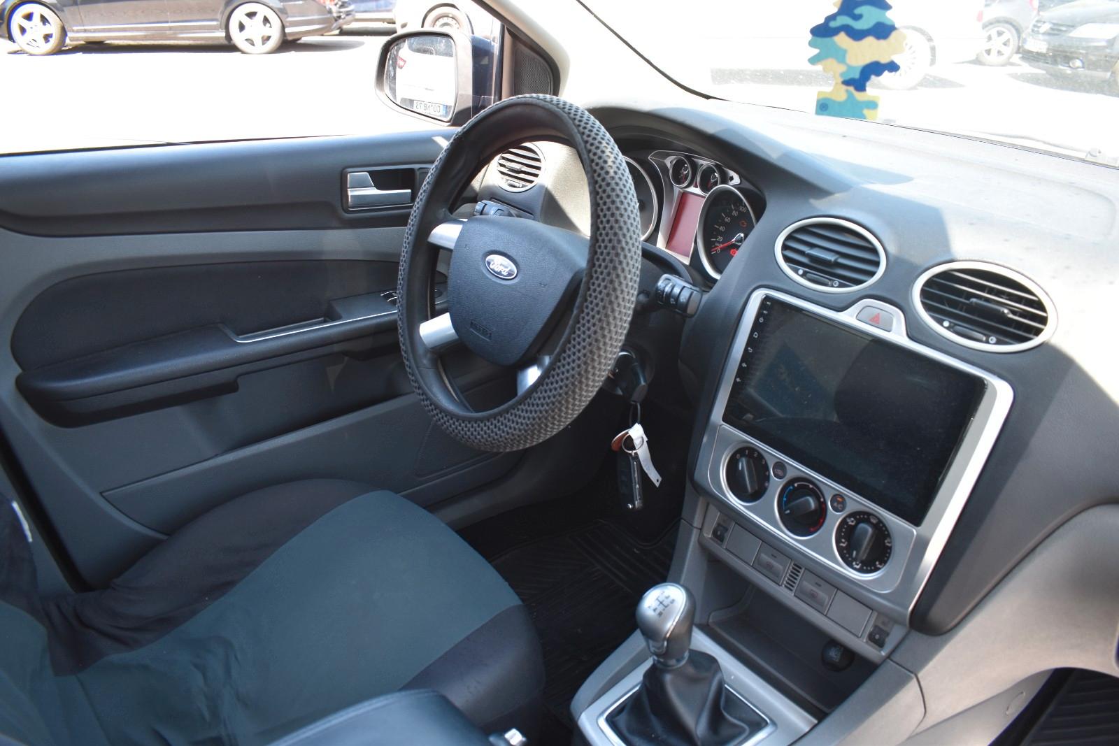 Ford Focus 2010 — photo 12