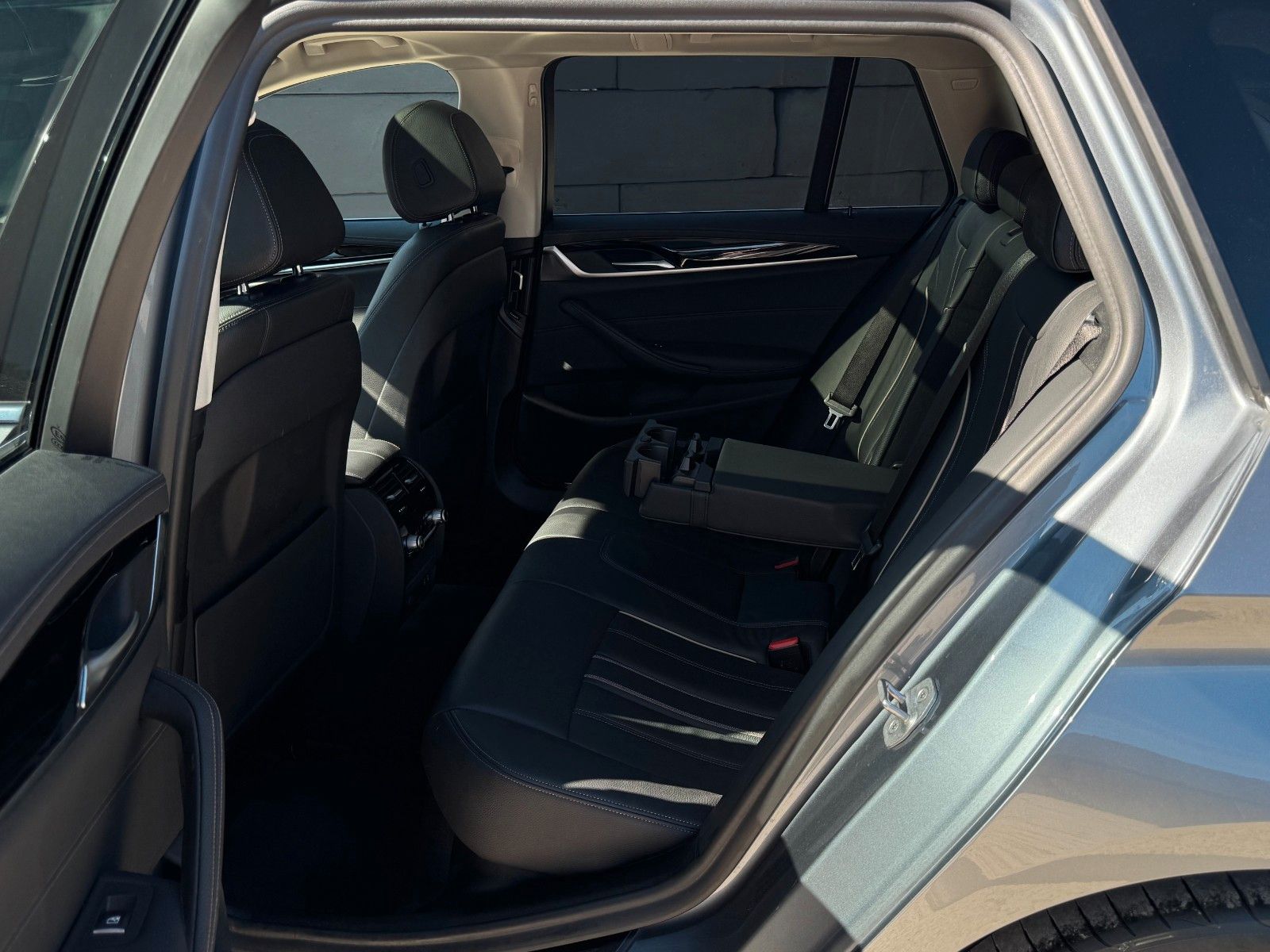 Fahrzeugabbildung BMW 520i Touring Luxury Line Pano Leder HiFi CAM AHK