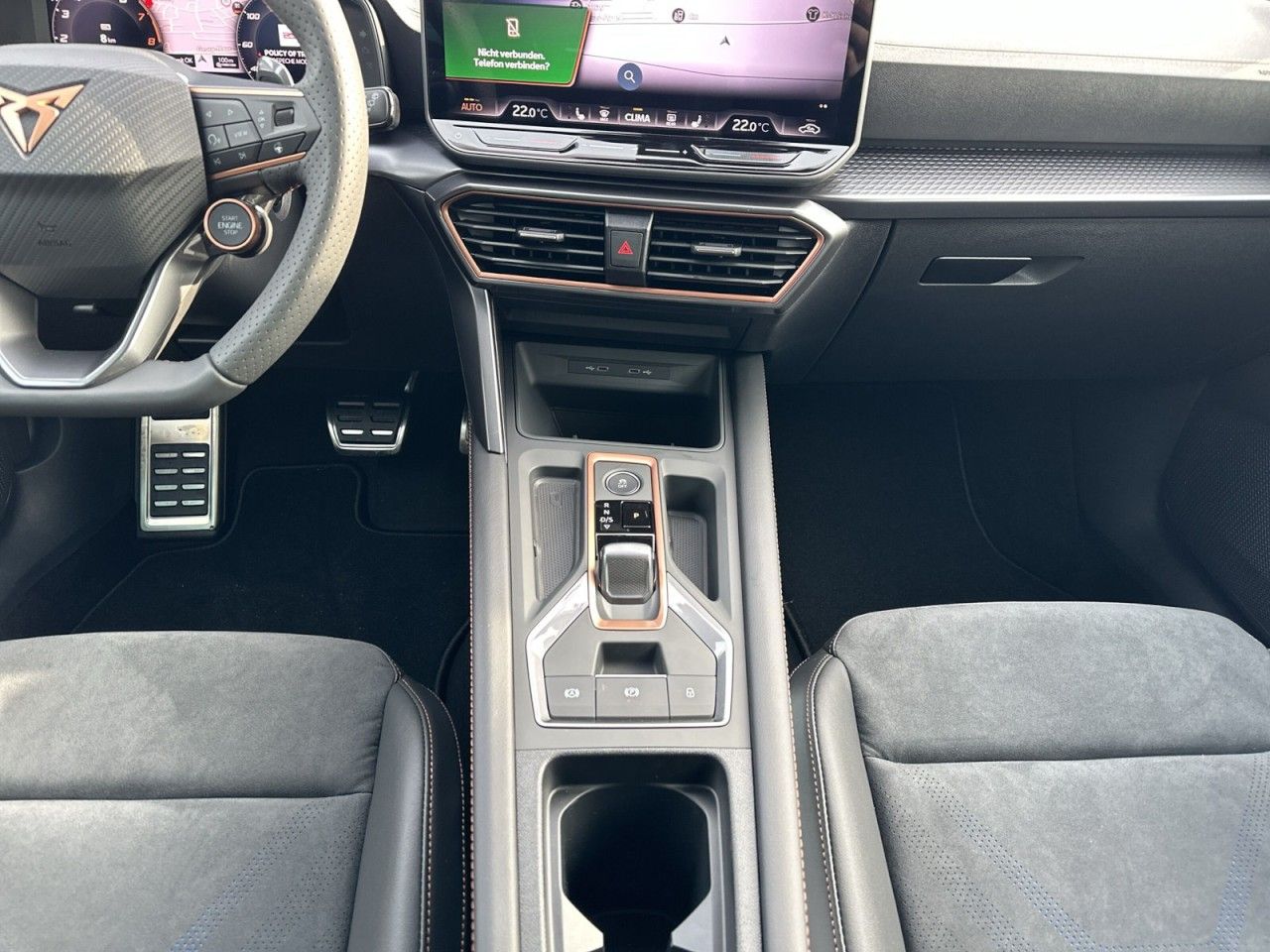 Fahrzeugabbildung CUPRA Leon Sportstourer 2.0 TSI 204 PS DSG 4Drive - mit KI generiert/bearbeitet