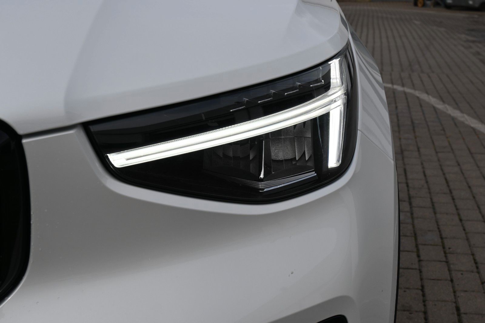 Fahrzeugabbildung Volvo XC40 B3 DKG Plus Dark*FSHZG*Pixel*360°*ACC