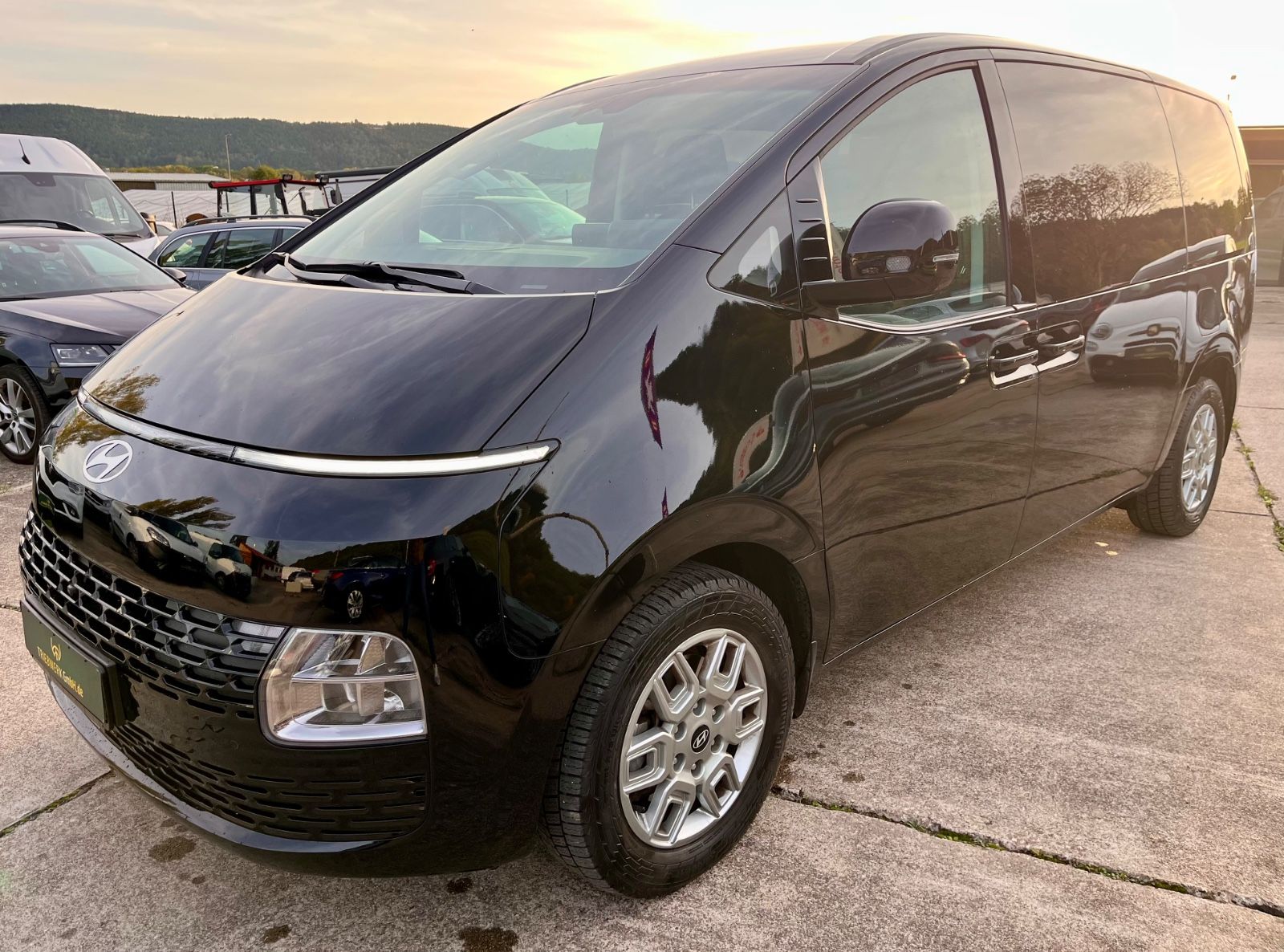 Hyundai Staria Hybrid Navi LED 360° Kamera 9 Sitze DAB