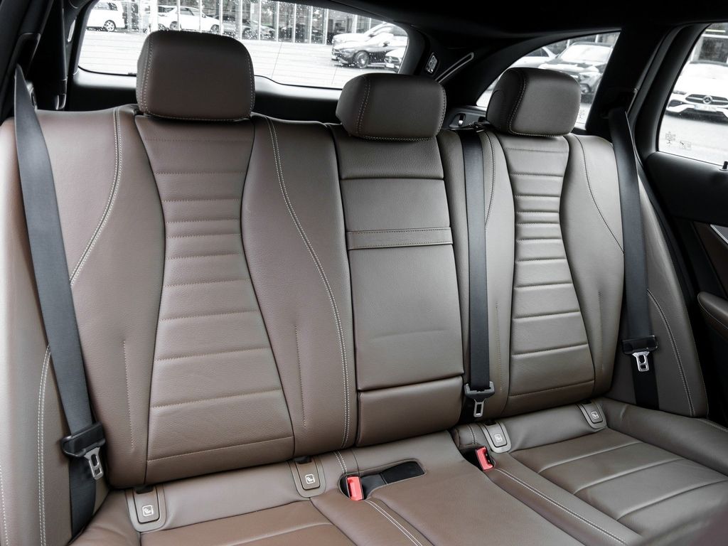 Mercedes-Benz E 300 de T |Avantgarde|DISTR|NAVI|ILS|PANO|BURM
