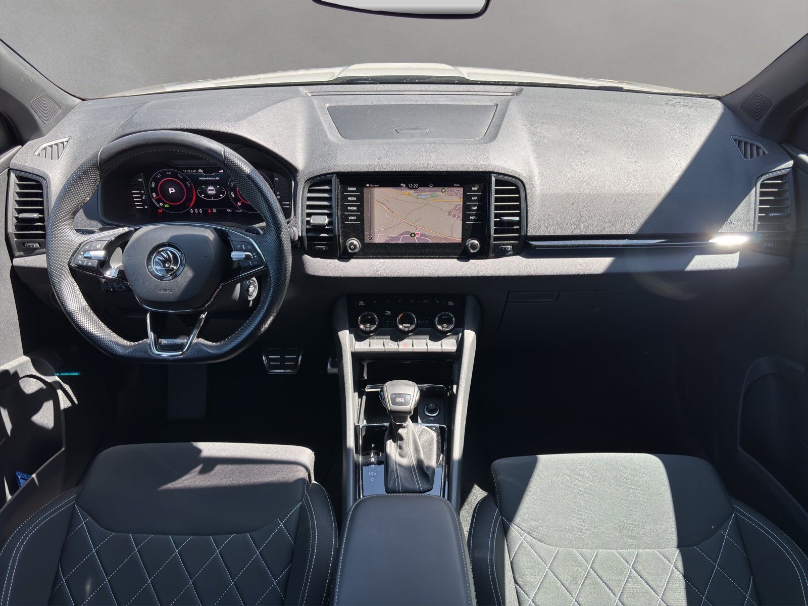Fahrzeugabbildung SKODA Karoq 1.5 TSI DSG Sportline/ACC/KAMERA/VIRTUAL/
