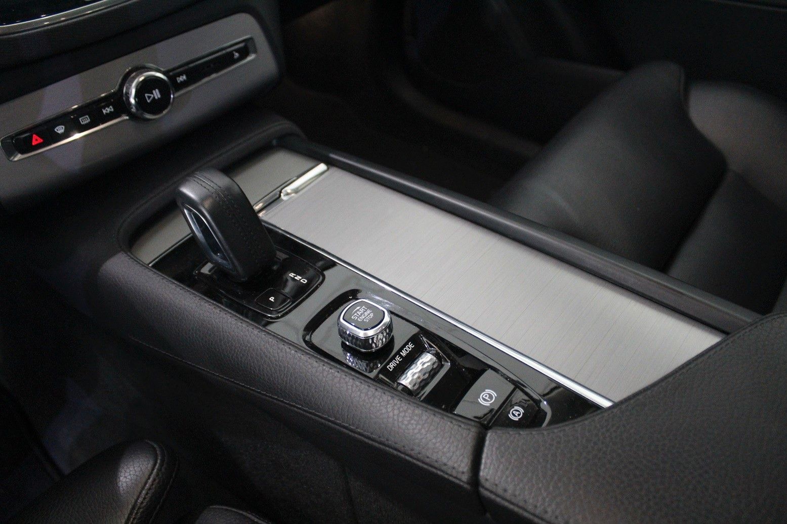 Fahrzeugabbildung Volvo XC90 Momentum Pro  AWD/4xSHZ/LHZ/PANO/LEDER/HUD