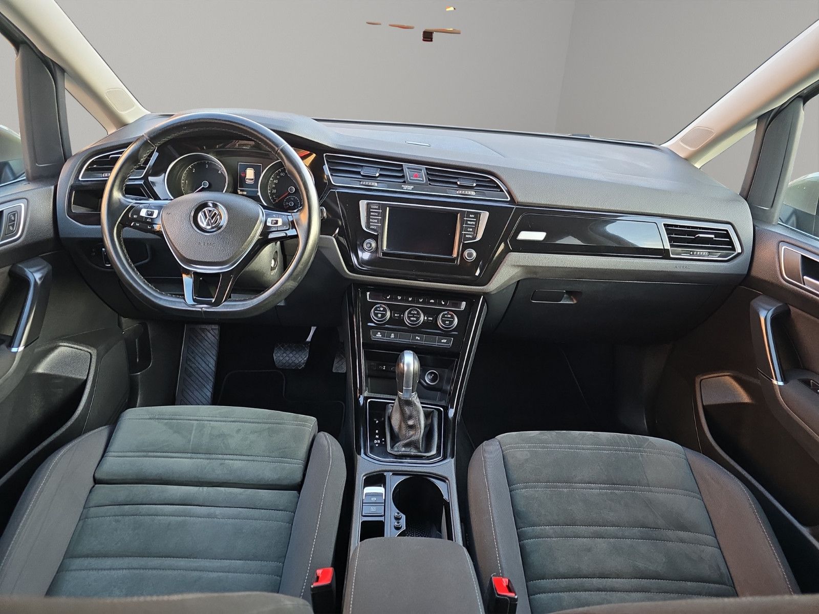 Fahrzeugabbildung Volkswagen Touran Highline+NAVI+LEDER+LED+AHK+TEMPOMAT+DSG