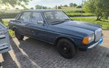 Mercedes-Benz 240 - blaue Mercedes-Benz 240