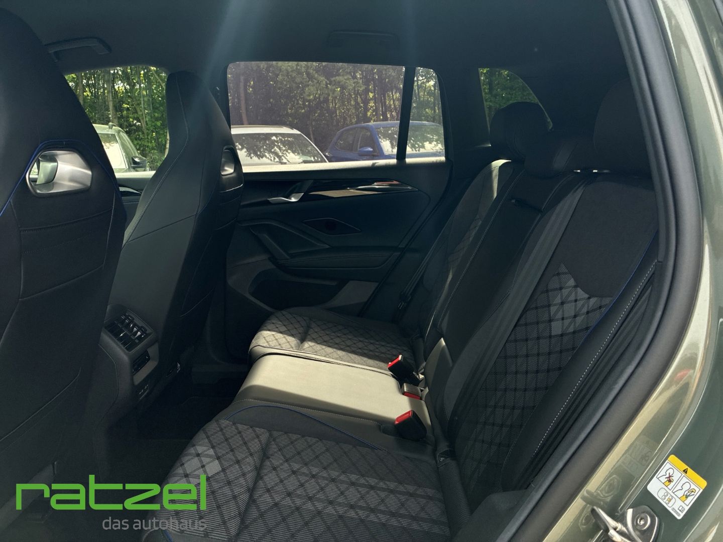 Fahrzeugabbildung Volkswagen Tiguan 2.0 TDI DSG R-Line HUD AHK Kamera IQ Driv