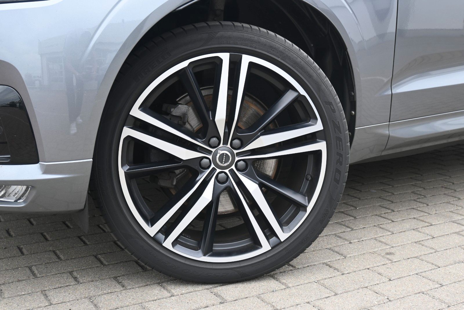 Fahrzeugabbildung Volvo XC60 B4 D AWD R Design*STDHZG*PANO*RFK*ACC