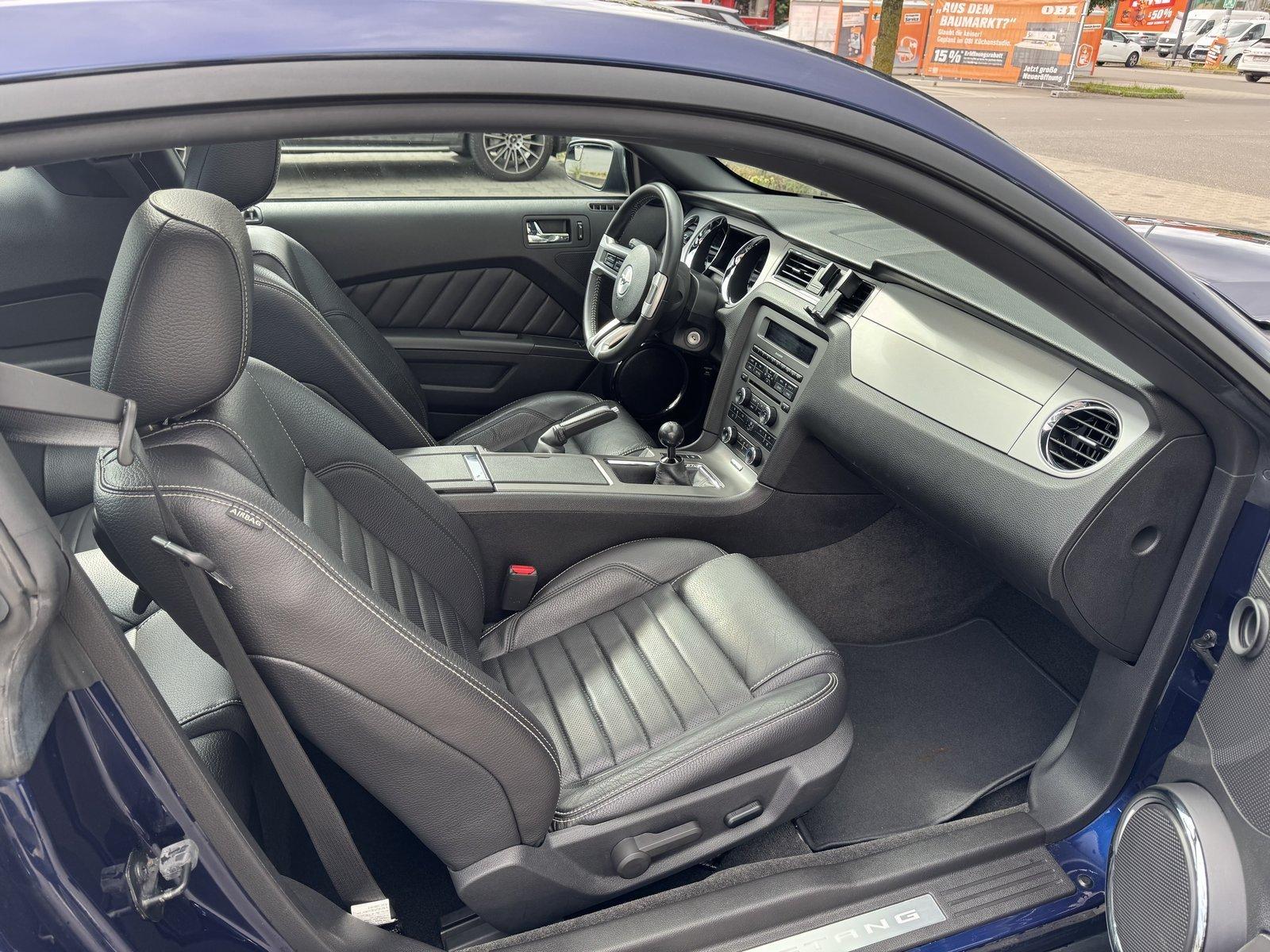 Ford Mustang GT Premium Coupe Schalter Carfax Leder