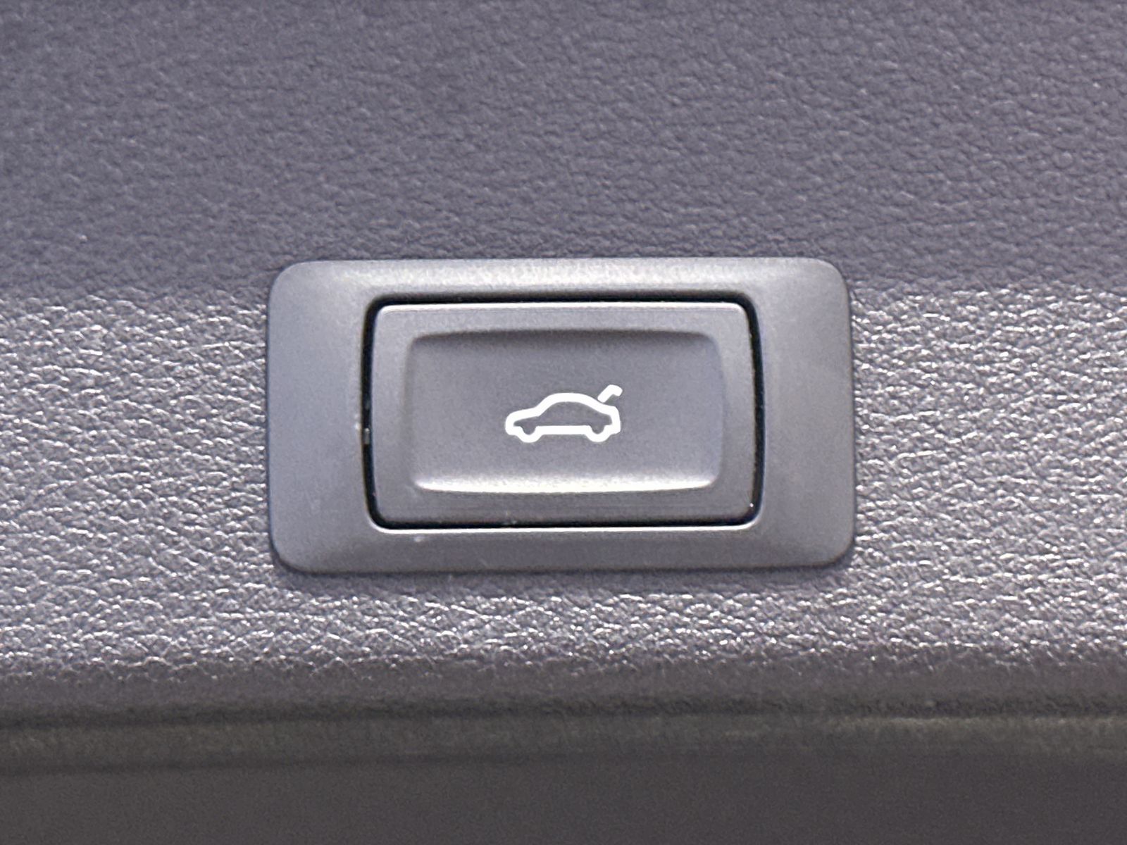 Fahrzeugabbildung Audi A4 Avant 35 TDI S-Line Black NAV+LED+AHK+KAMERA