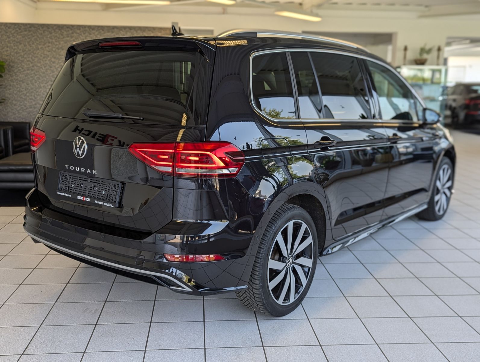 VW Touran 1.5 TSI DSG R-Line High. 7-Sitze Pano AHK - Image 7