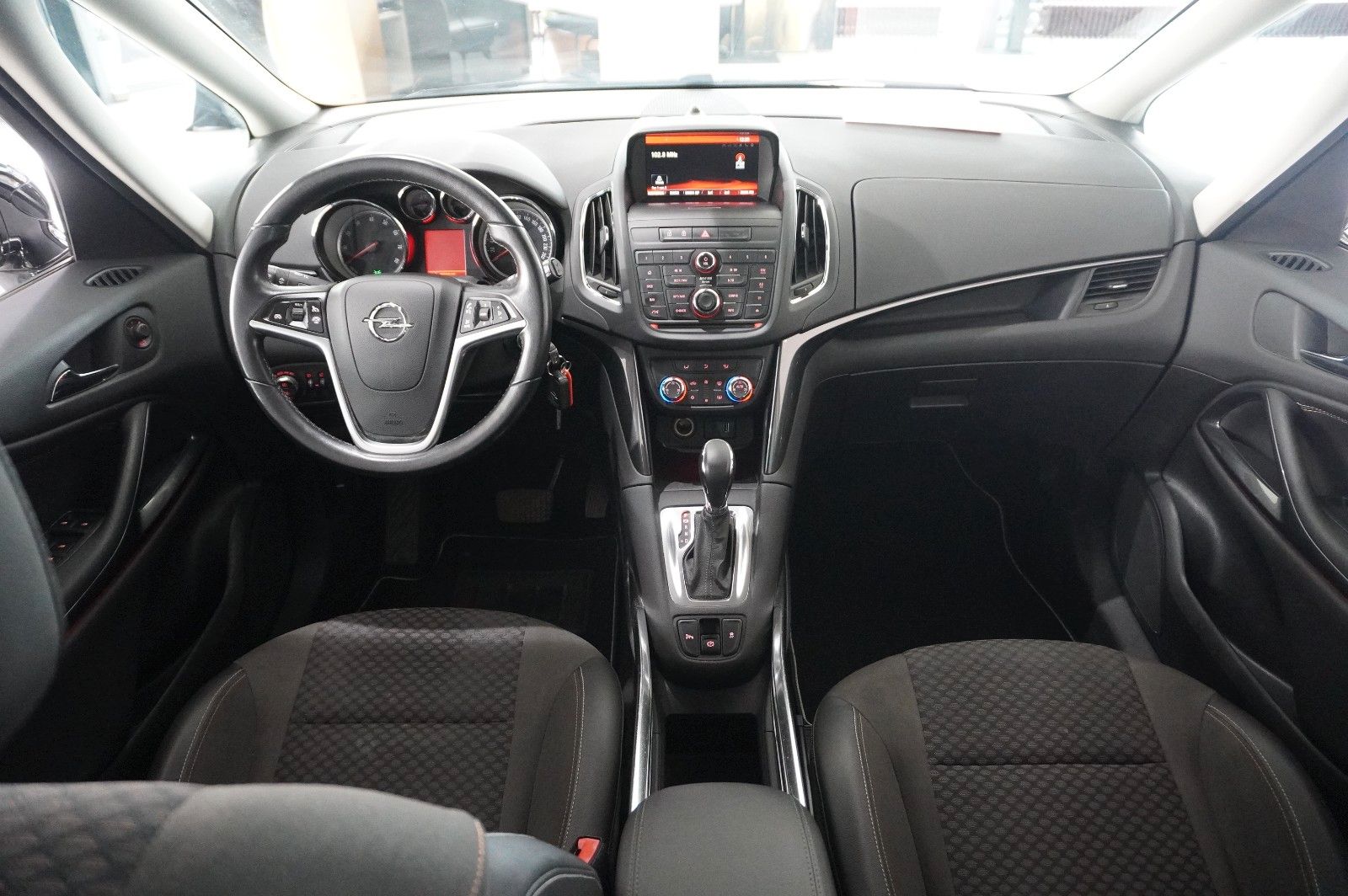 Fahrzeugabbildung Opel Zafira Tourer 1.4T INNOV. 7-SITZER NAVI/KAMERA