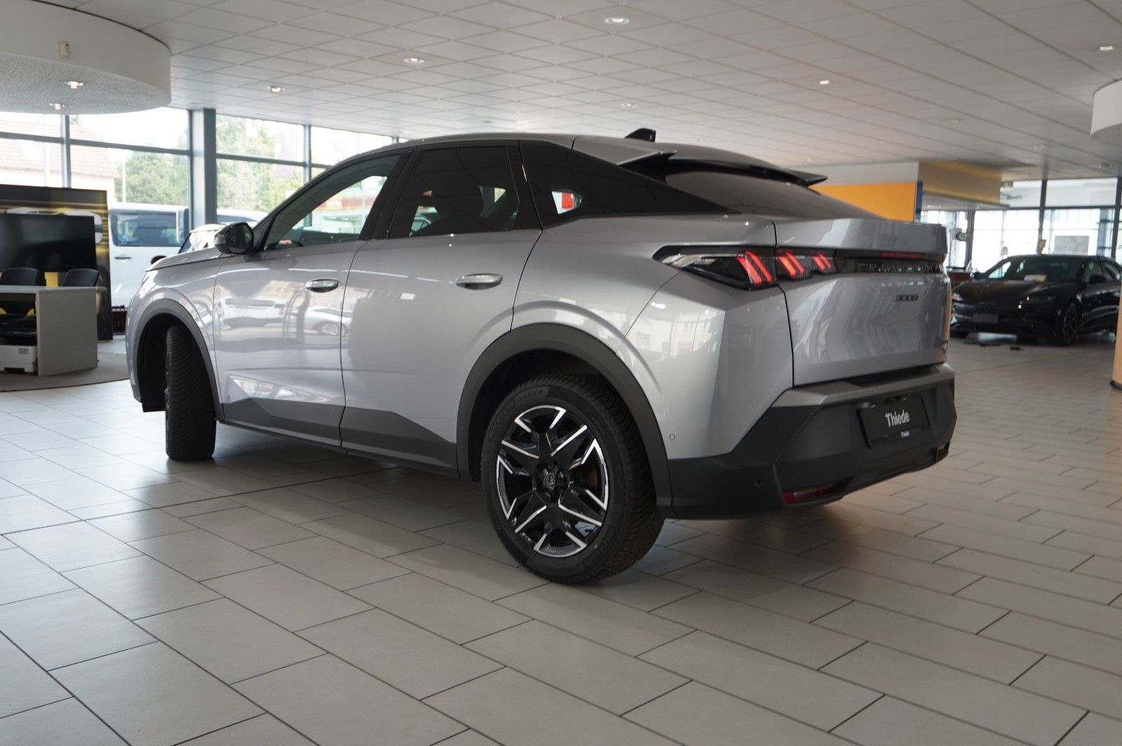 Fahrzeugabbildung Peugeot 3008 Hybrid 145 ALLURE NAVI/LED/360°/SPORT/DAB+
