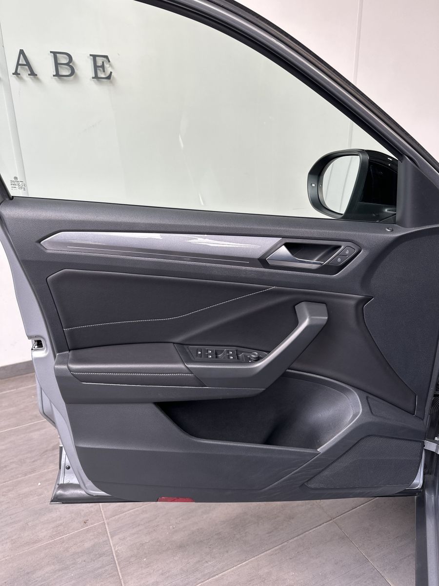 Fahrzeugabbildung Volkswagen T-Roc Sport 1.5 TSI DSG NAV+LED+PANO+18ZO+BEATS
