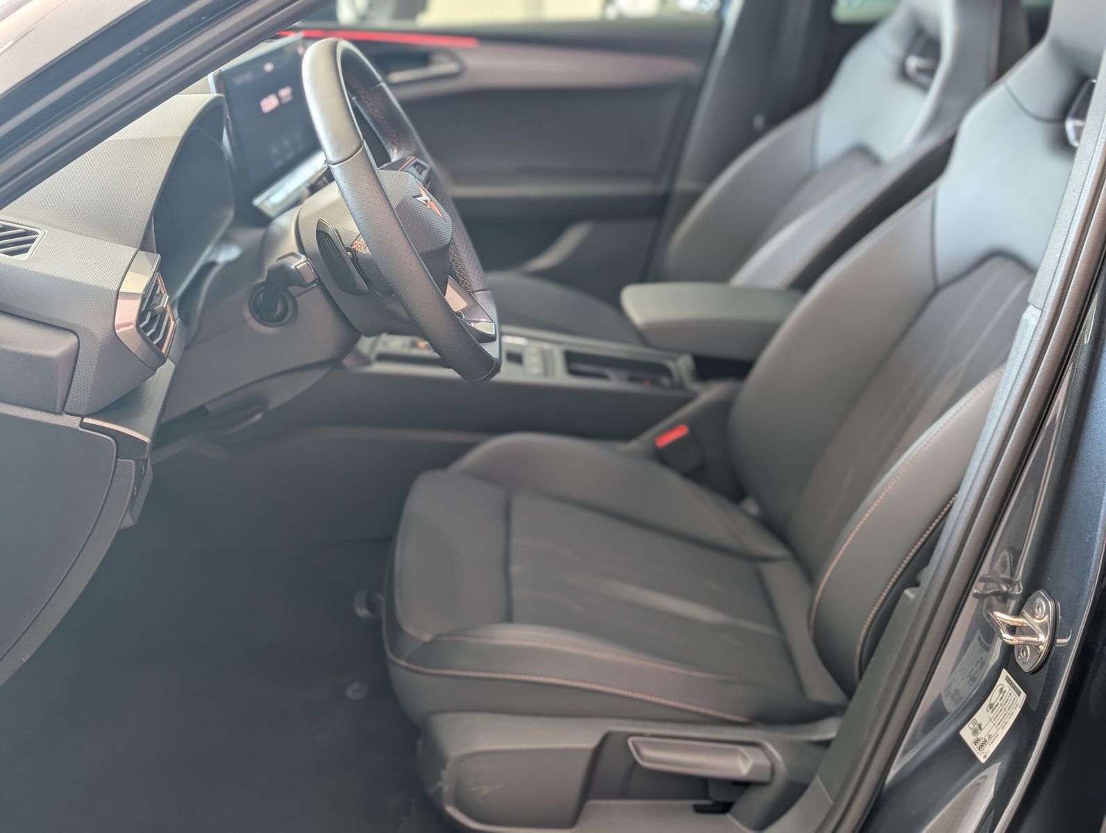 Fahrzeugabbildung CUPRA Leon VZ 4Drive ACC MATRIX-LED KAM PANO CARPLAY