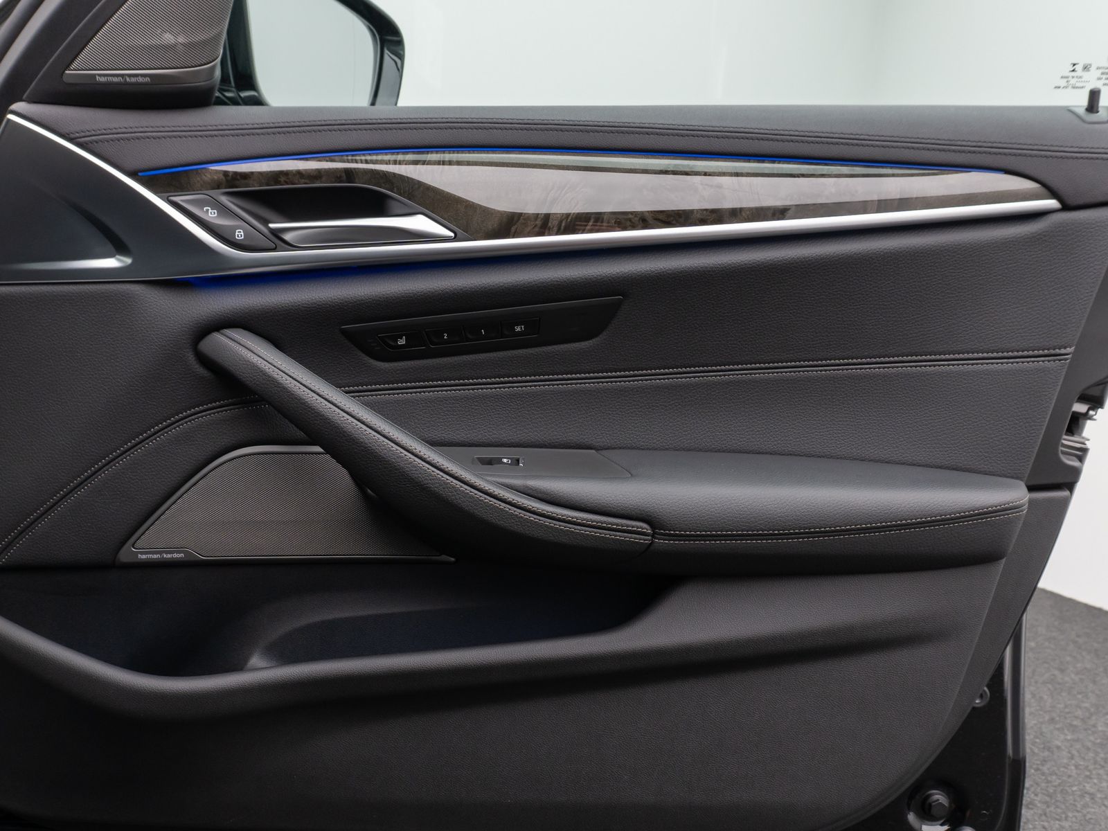 Fahrzeugabbildung BMW 520d Luxury Line Kamera HUD H/K Massage DisplKey