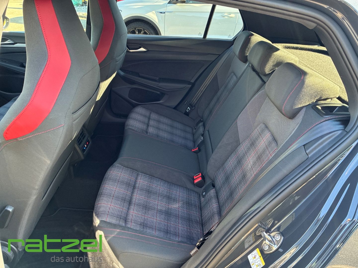 Fahrzeugabbildung Volkswagen Golf GTI Business Paket+Black Style+IQ.Light+AHK