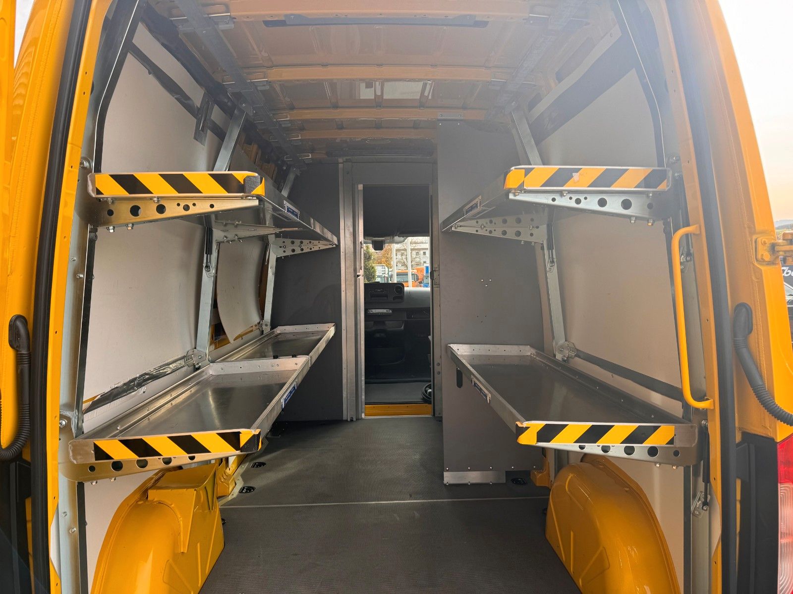 Fahrzeugabbildung Mercedes-Benz eSprinter 312 DHL Regal KEP-Ausbau