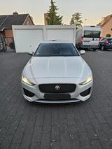 Jaguar XE 20d HSE  - silberne Jaguar XE