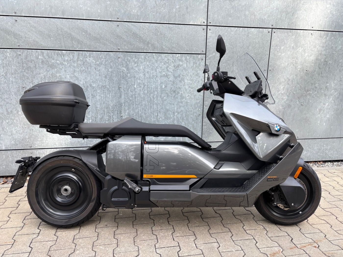 Fahrzeugabbildung BMW CE 04 Avantgarde mit Topcaseträger