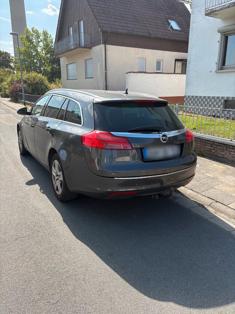 Opel Insignia 2011 — rear view