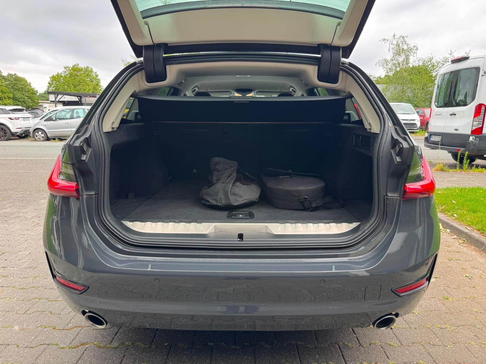 BMW 320e Touring  Advantage