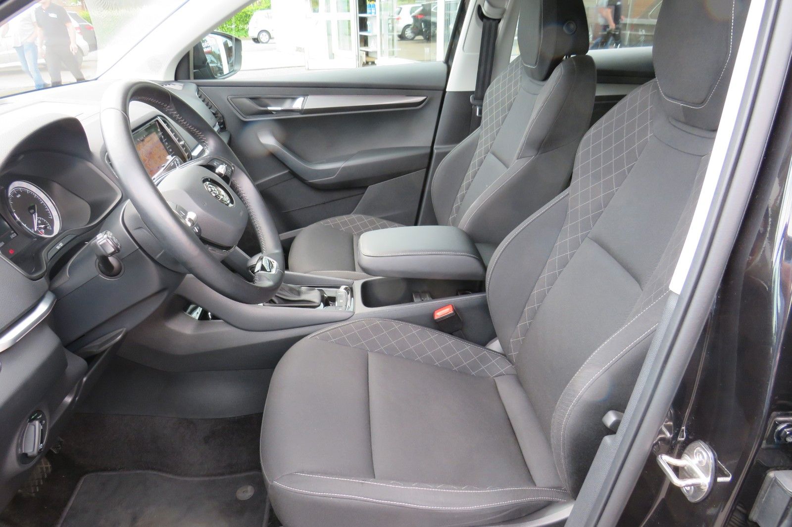 Fahrzeugabbildung SKODA Karoq Ambition DSG GRA AHK SITZH. KAMERA NAVI 1.