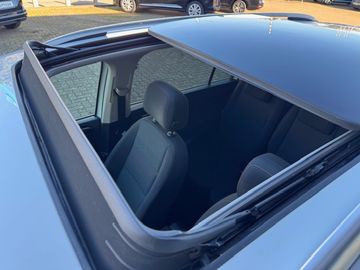 Bild 11 VW Touran 1.4 TSI Sound DSG AHK Pano-SD Rear View