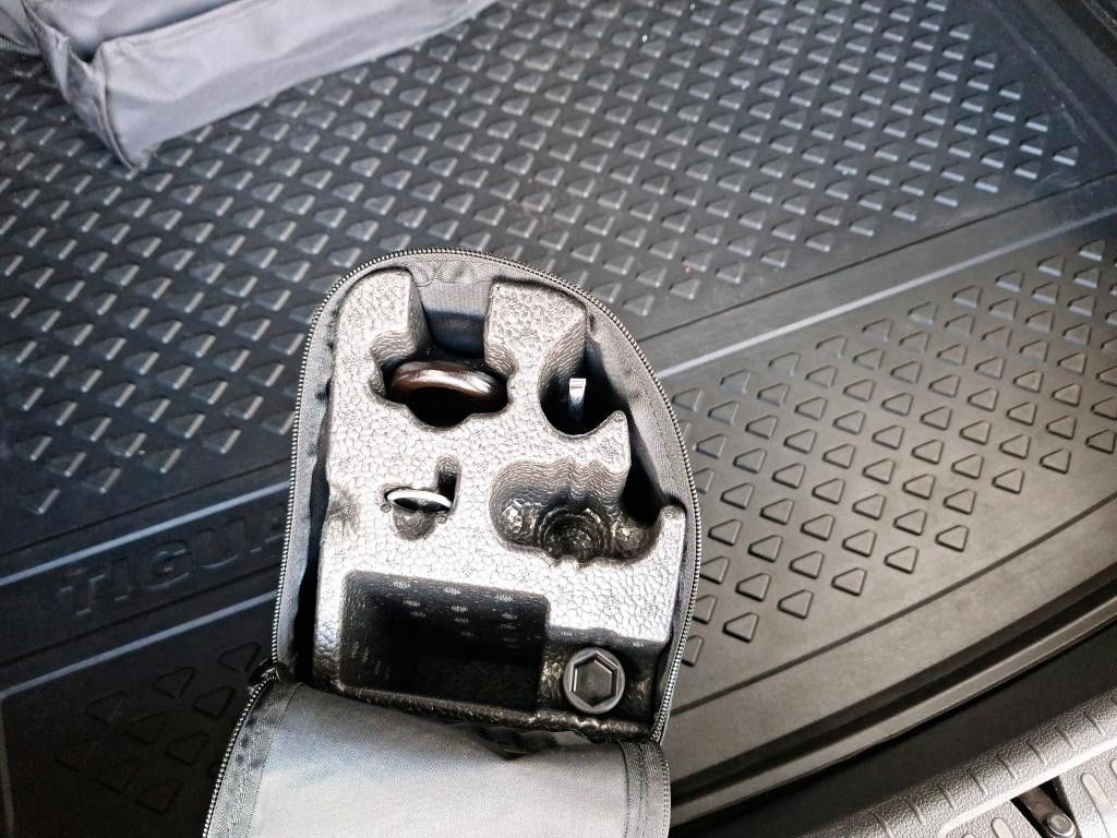 Fahrzeugabbildung Volkswagen Tiguan R-LINE DSG LED AHK ACC 19' APP-CON. 1H