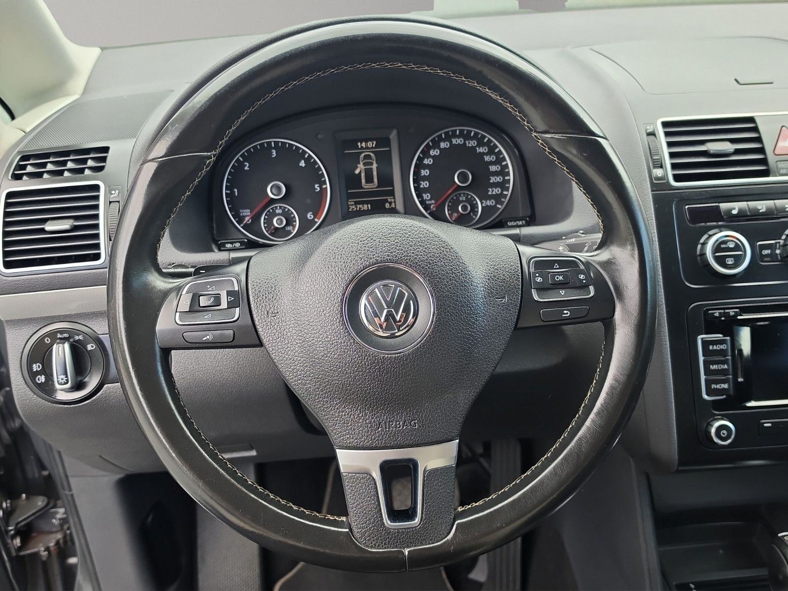 Fahrzeugabbildung Volkswagen Touran Match AUTOMATIK LEDER  PDC SHZ PDC