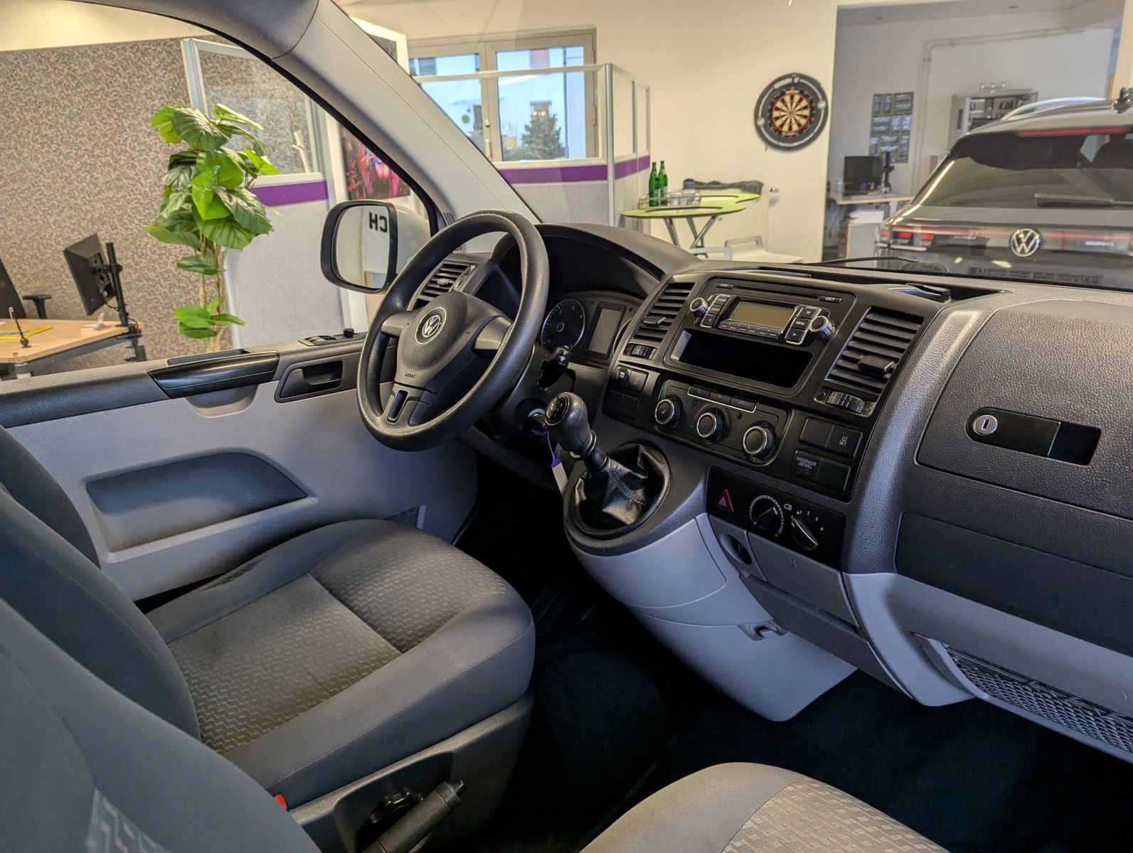 Fahrzeugabbildung Volkswagen T6 Transporter TDI lang 103KW Scheckheft 9-Sitze